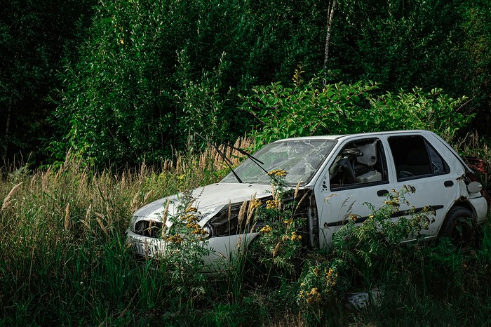 Une voiture épave