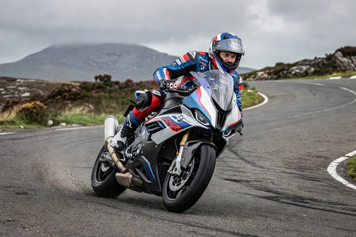 Davey Todd accélère sa BMW en virage serré sur le Snaefell Mountain Course au TT 2025.