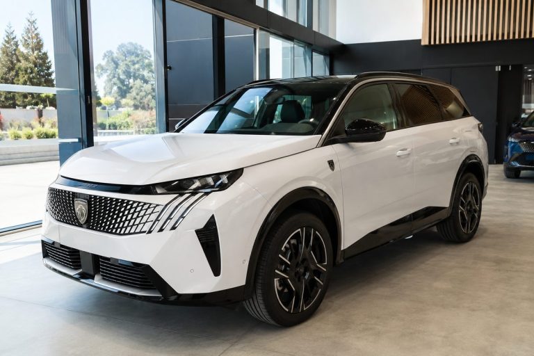 Peugeot 5008 neuf exposé en concession, sans motorisation diesel au catalogue depuis 2024